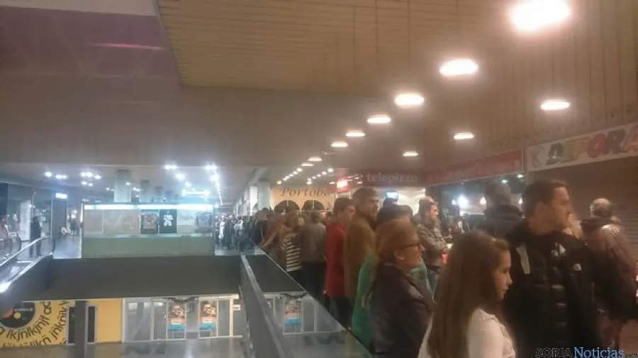 Colas para entrar a Cines Lara
