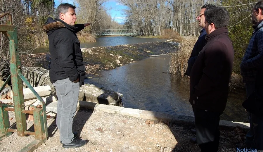 Javier Antón señala el lugar donde se instalará el 'tornillo de Arquímedes'. / Ayto.