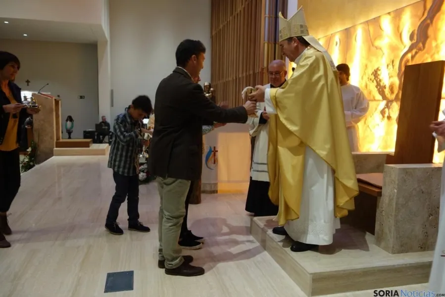 Foto 2 - Un millar de personas asisten a la bendici&oacute;n de la nueva parroquia de Camaretas