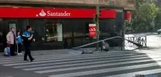 La farola en el suelo tras ser derribada./SN