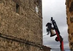 Una de las campanas ascendiendo a la torre.