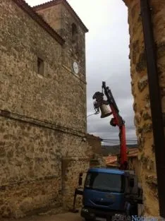 Una de las campanas ascendiendo a la torre.