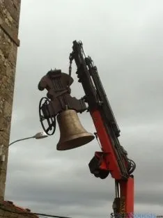 Una de las campanas ascendiendo a la torre.