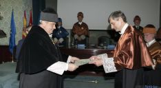 El rector de la UPM, Carlos Conde, otorga el diploma  a Jesús del Álamo. / UPM
