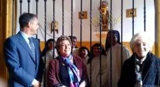 Javier Ruiz con Paloma Gómez Borrero y Pilar Barbarin. / SN