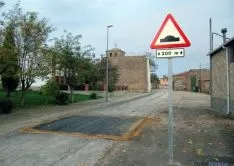 Distinos 'lomos de burro' instalados en el municipio