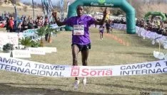 El ugandés entrando en meta tras resolver con facilidad la carrera. / SN