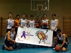 Los juniors, con una pancarta.