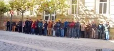Decenas de personas en el minuto de silencio en la Subdelegación. / SN