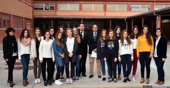 Estudiantes francesas y responsables de educación en el patio del IES. / Jta.