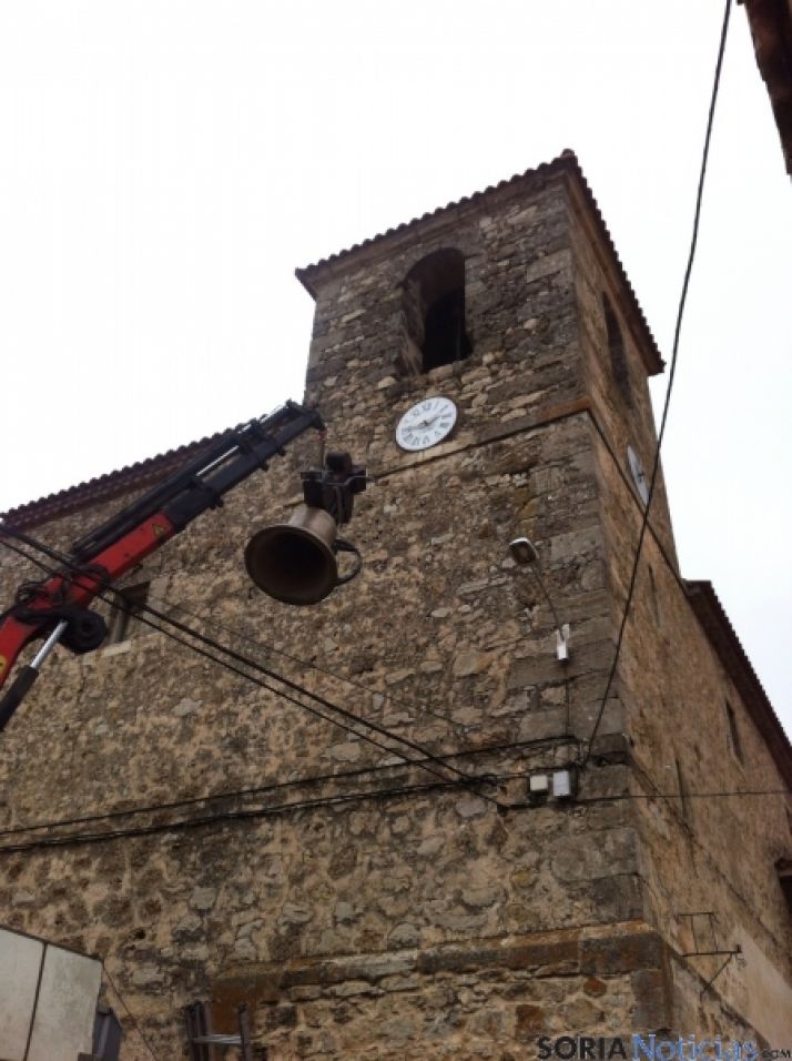 Una de las campanas ascendiendo a la torre.