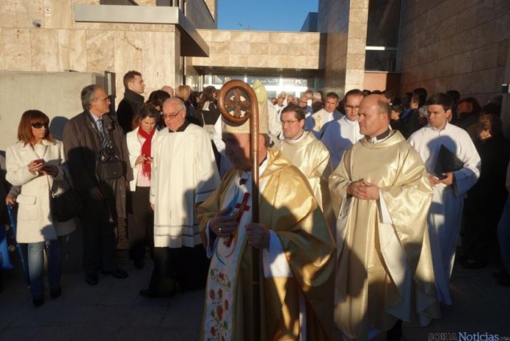 Un millar de personas asisten a la bendici&oacute;n de la nueva parroquia de Camaretas