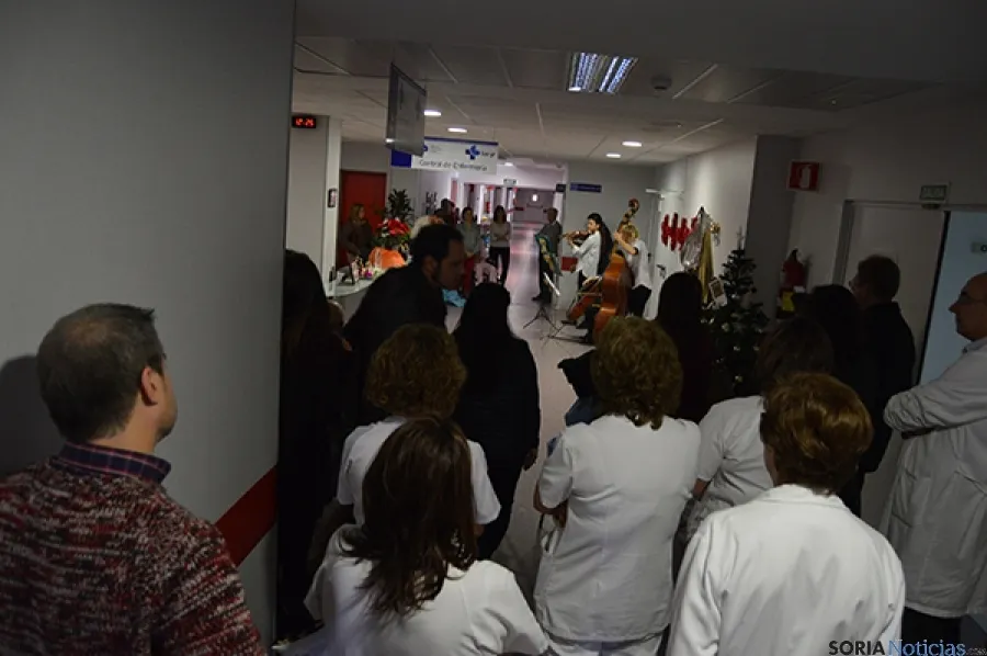 Foto 2 - La m&uacute;sica entra en el hospital Santa B&aacute;rbara
