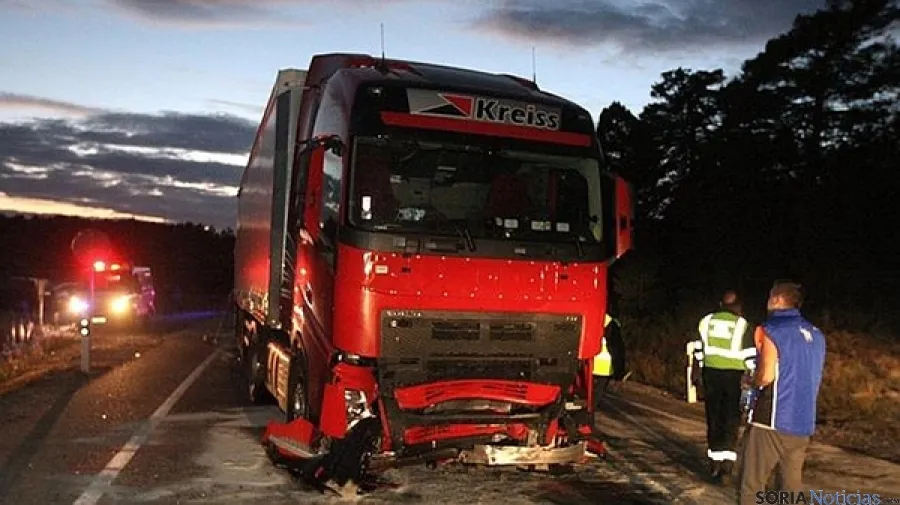 Camión siniestrado en la N-234, en accidente mortal.