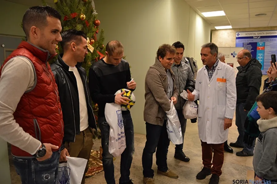 Foto 2 - El Numancia visita a los ni&ntilde;os ingresados en el hospital Santa B&aacute;rbara