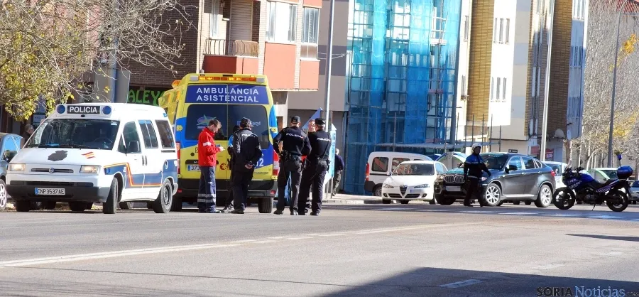 Policía y servicios sanitarios en el lugar del atropello. / SN