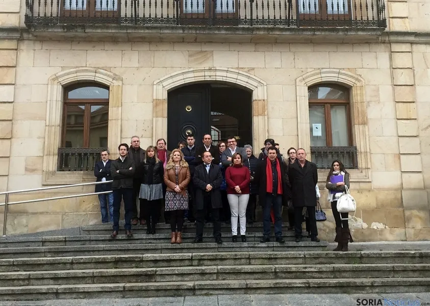 Las instituciones guardan un minuto de duelo.