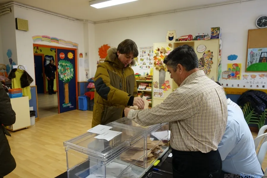 Carlos Martínez, en el momento de votar