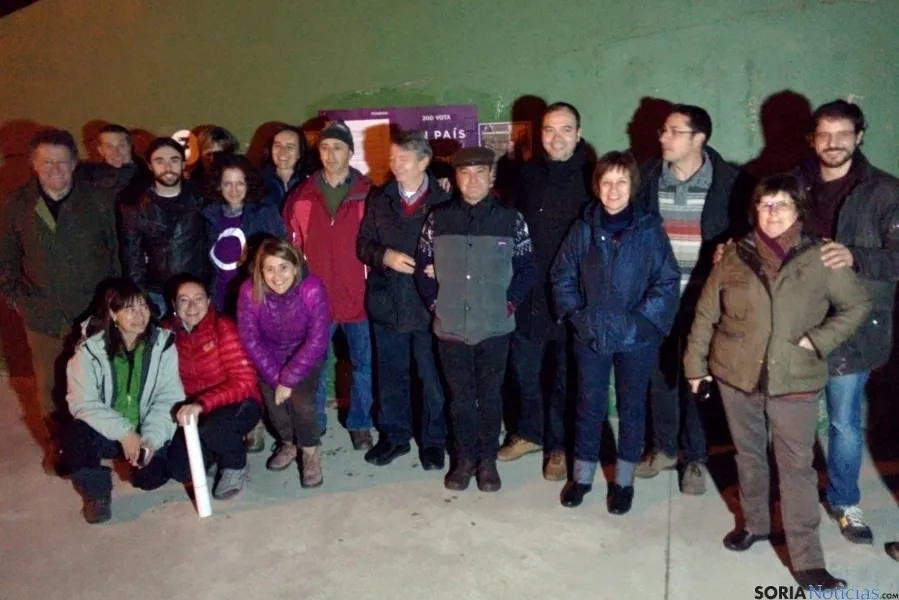 La pegada de carteles de Podemos, en Torrearévalo