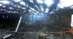 La nave arrasada tras el incendio. / BO