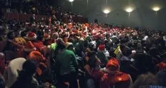 El público infantil en la fiesta colegial navideña de este jueves. / SN