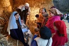Los chavales de Oncala adoran al Niño Jesús recién nacido