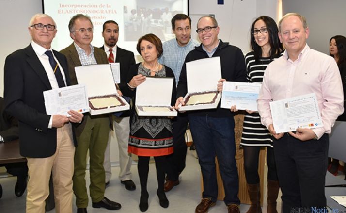Los galardonados posan con sus diplomas.