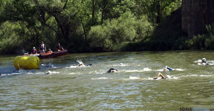 Nadadores en el Duero a su paso por Almazán. 