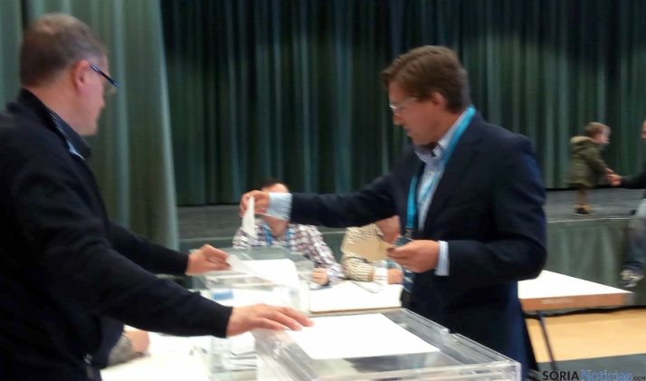 Gerardo Martínez (PP) emitiendo el voto. / SN