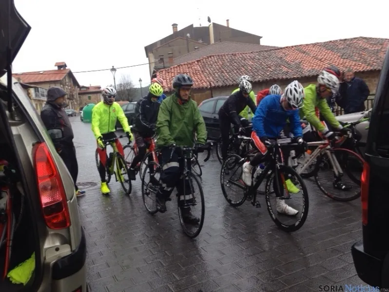 Foto 2 - Una veintena de ciclistas desaf&iacute;an al tiempo en la Carrera del Pavo