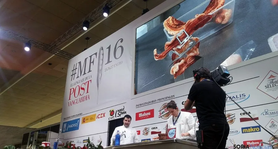 Juan Carlos Benito, con Elena Lucas este lunes en el evento gastronómico. 