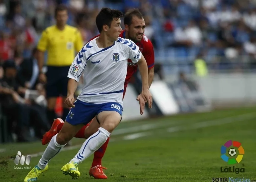 Unai Medina persigue a un jugador rival.