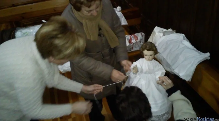 Vistiendo al Niño Jesús