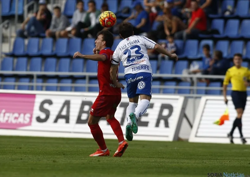Una de las imágenes del partido en Tenerife.
