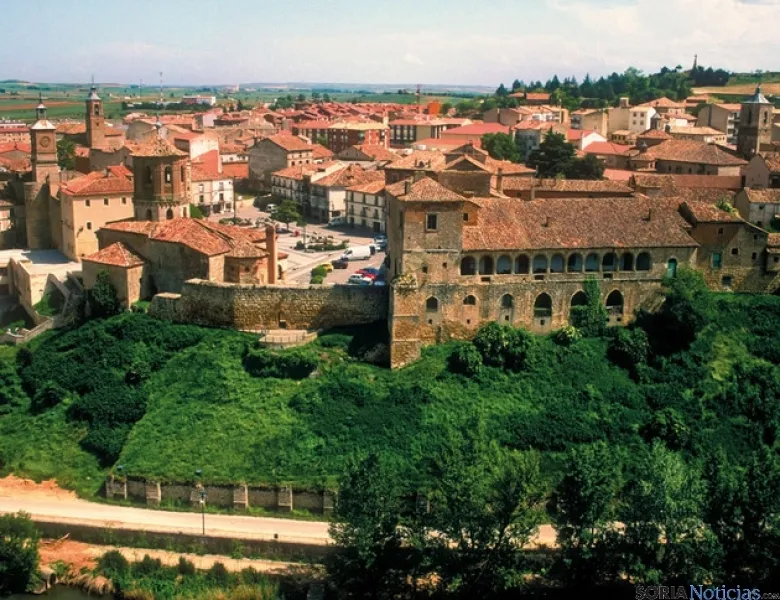 Panorámica de la muralla de Almazán, en el tramo del río Duero.