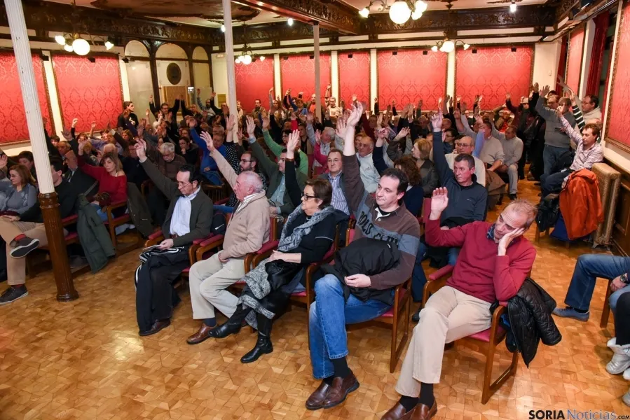 Momento de la votación en la asamblea de la Asociación de Jurados