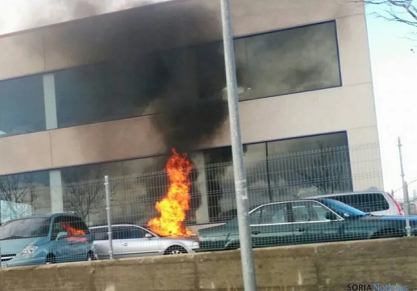 Coche ardiendo, en el exterior del taller