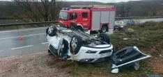 El vehículo siniestrado fuera de la calzada. / Bomberos