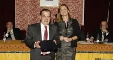 El doctor, con el premio, en Zaragoza./CMS