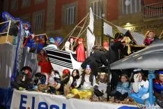 Niños y mayores disfrutan en la Cabalgata de Soria. / SN