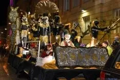 Niños y mayores disfrutan en la Cabalgata de Soria. / SN