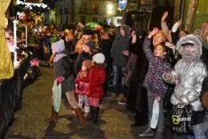 Niños y mayores disfrutan en la Cabalgata de Soria. / SN