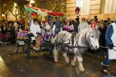 Niños y mayores disfrutan en la Cabalgata de Soria. / SN