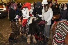 Niños y mayores disfrutan en la Cabalgata de Soria. / SN
