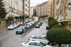 Las obras en calles adyacentes para esta actuación que abarca el mercado de abastos. / SN
