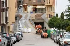 Las obras en calles adyacentes para esta actuación que abarca el mercado de abastos. / SN