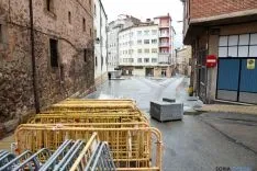 Las obras en calles adyacentes para esta actuación que abarca el mercado de abastos. / SN