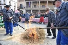 El sacrificio del gorrino este domingo en El Burgo. / SN