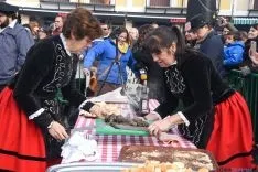 El sacrificio del gorrino este domingo en El Burgo. / SN