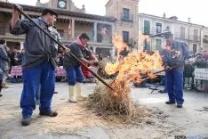 El sacrificio del gorrino este domingo en El Burgo. / SN